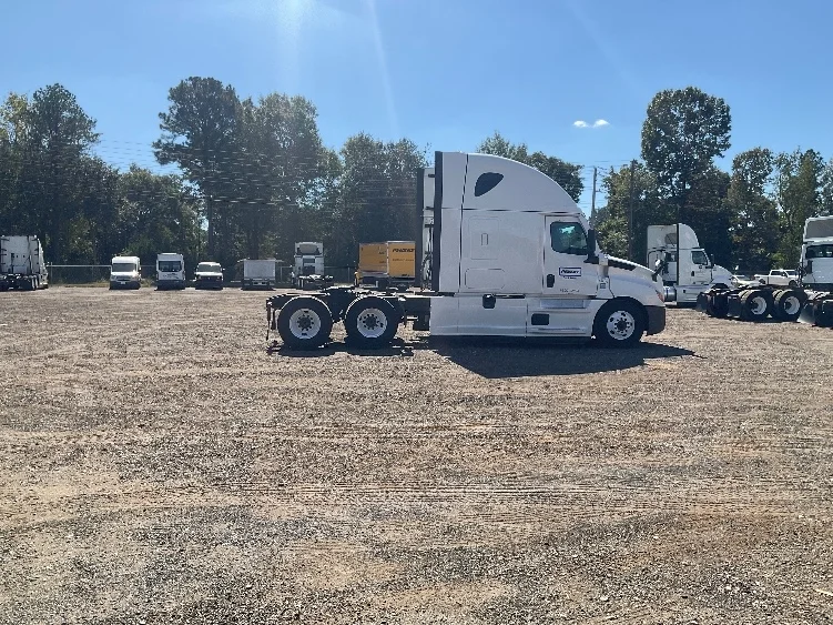 2022 Freightliner Cascadia - image 8