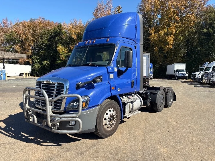2020 Freightliner Cascadia in Mebane, NC — photo 3