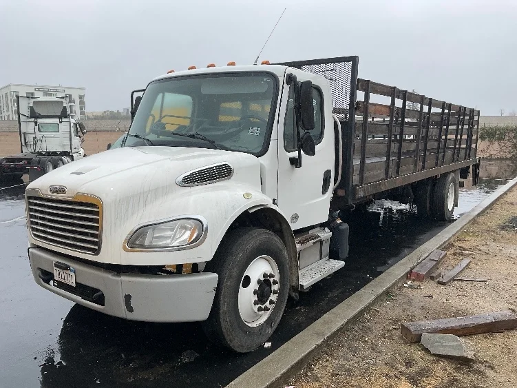 2016 Freightliner M2 106 - image 3