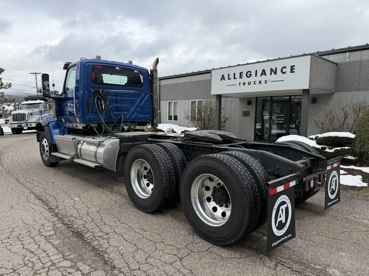 2022 International HX - image 2