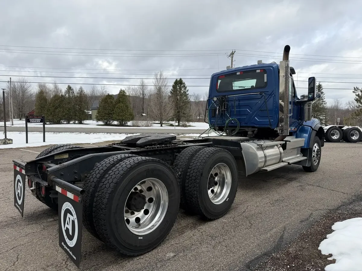 2022 International HX - image 4