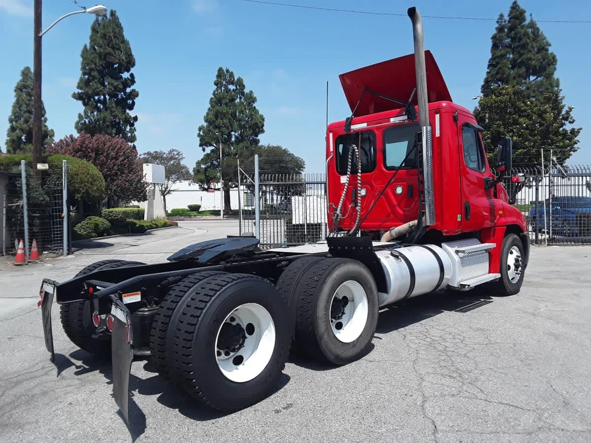 2020 Freightliner Cascadia in Montebello, CA — photo 4