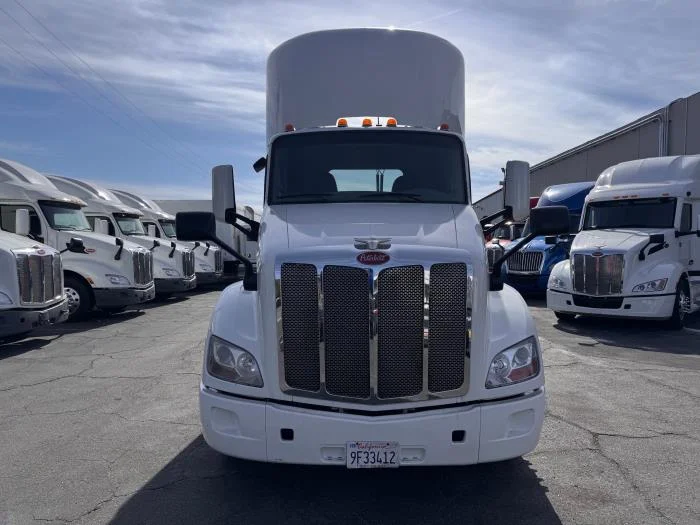 2021 Peterbilt 579 - image 3