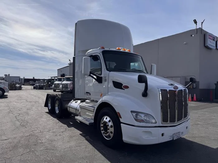 2021 Peterbilt 579 in Los Angeles, CA — photo 4