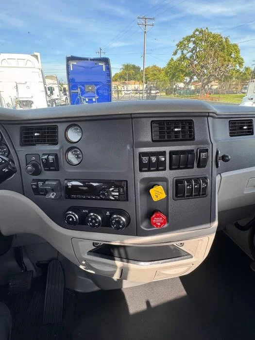 2021 Peterbilt 579 - image 14