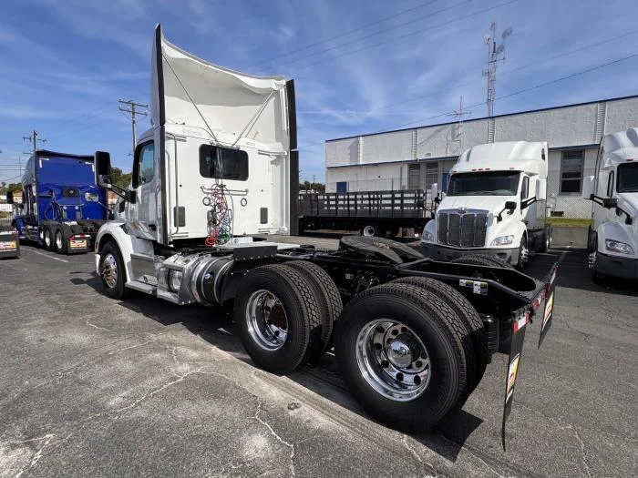 2021 Peterbilt 579 in Los Angeles, CA — photo 8