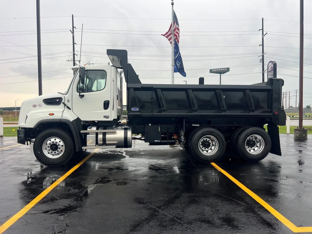 2027 Freightliner 114SD — photo 2