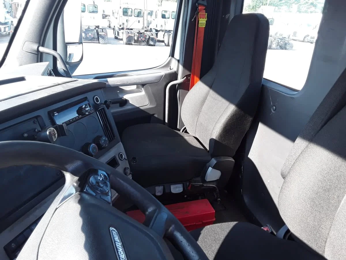 2020 Freightliner Cascadia in La Vergne, TN — photo 7