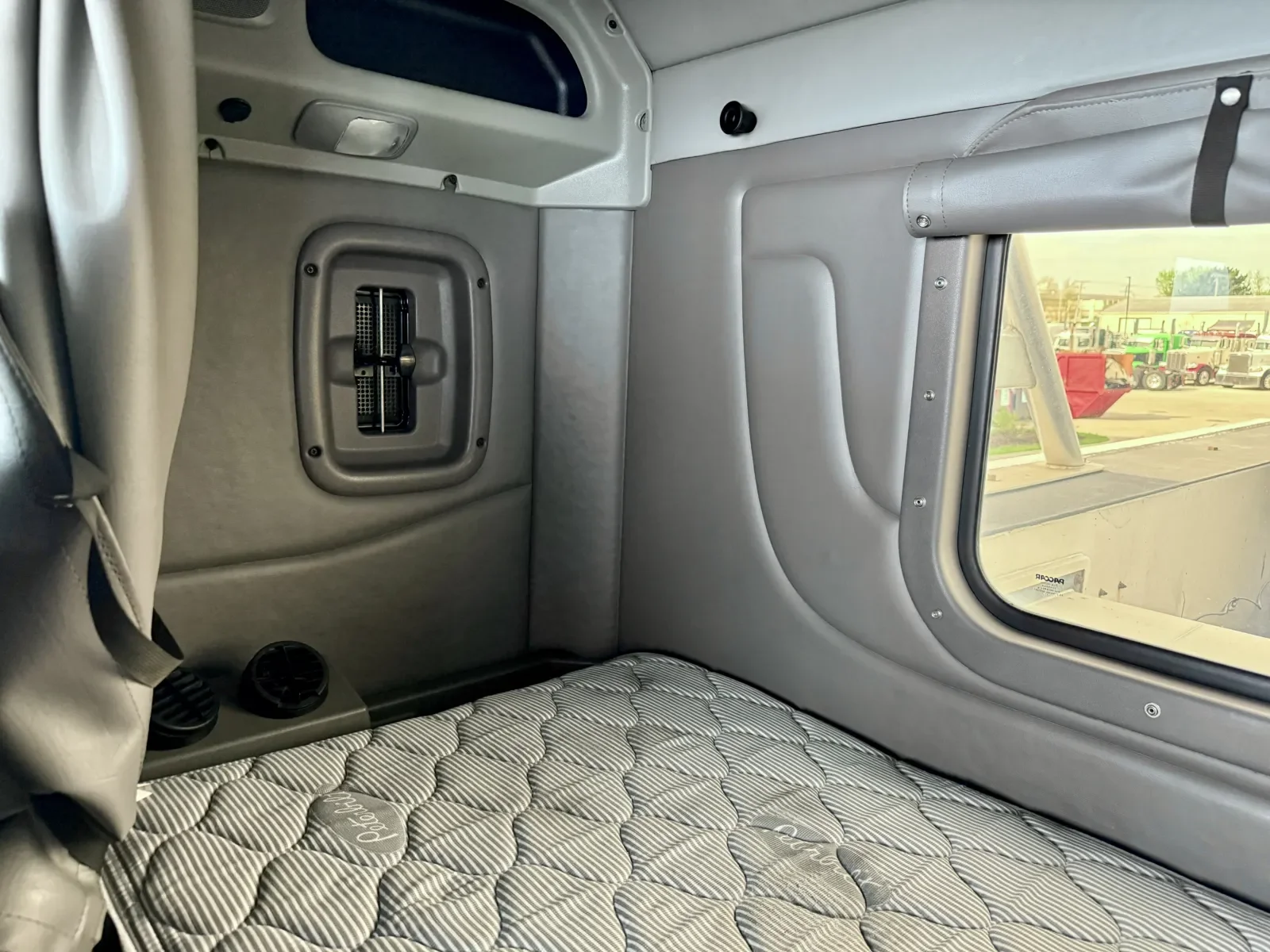 2013 Peterbilt - image 34