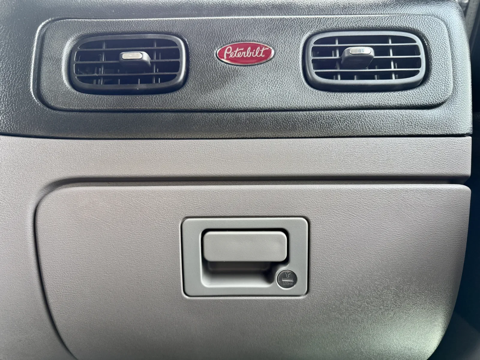 2013 Peterbilt - image 31