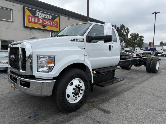 2027 Ford F-750 — photo 2