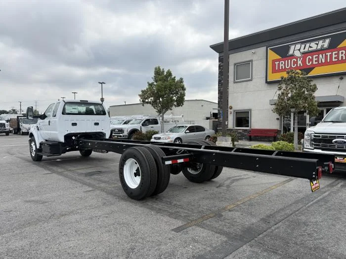 2027 Ford F-750 — photo 3