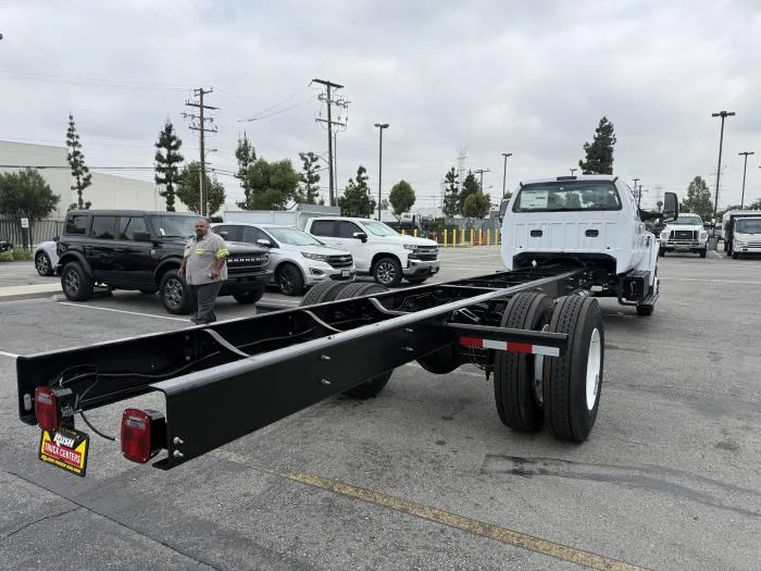 2027 Ford F-750 — photo 4