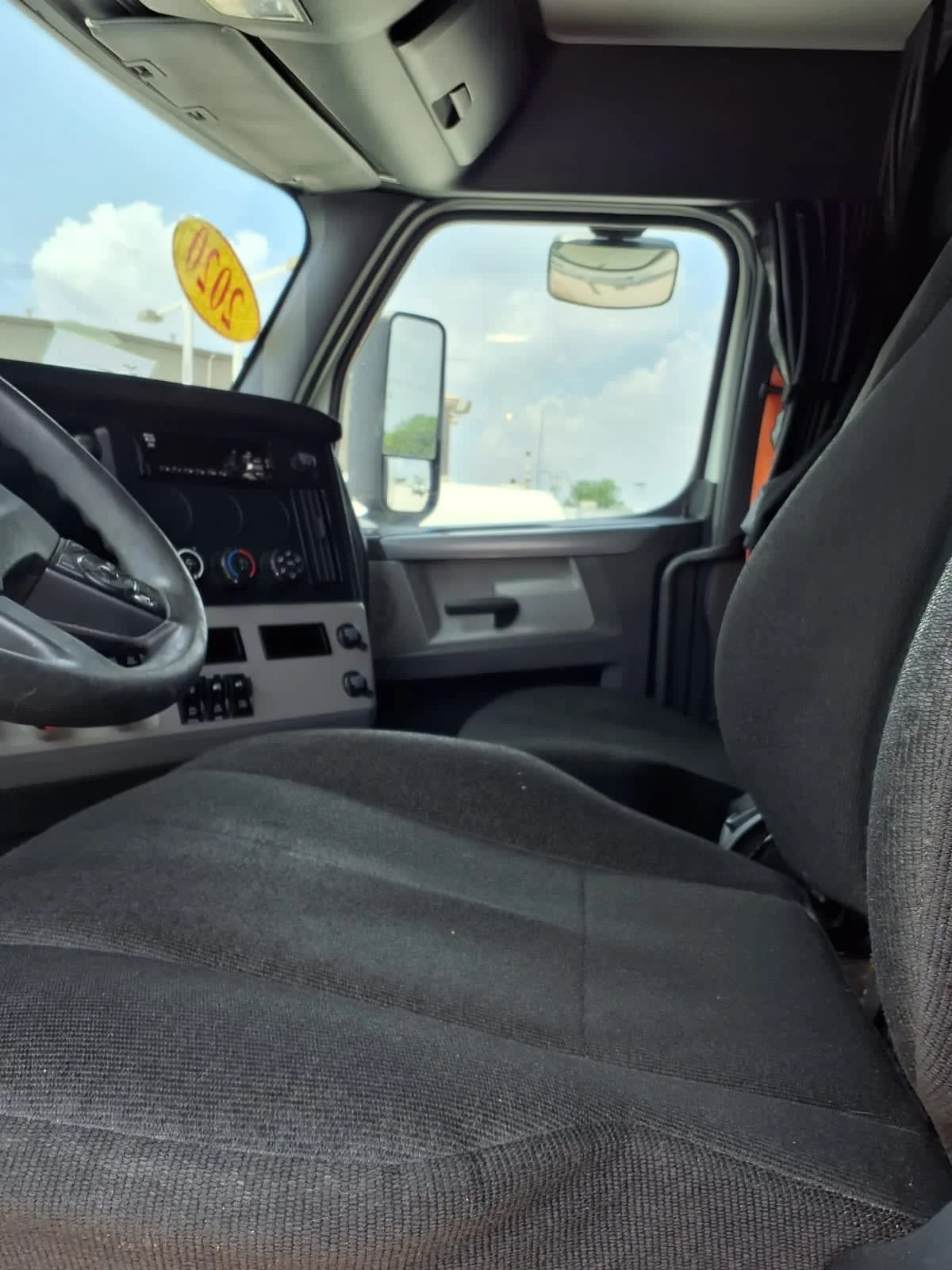 2020 Freightliner Cascadia in Fort Worth, TX — photo 7