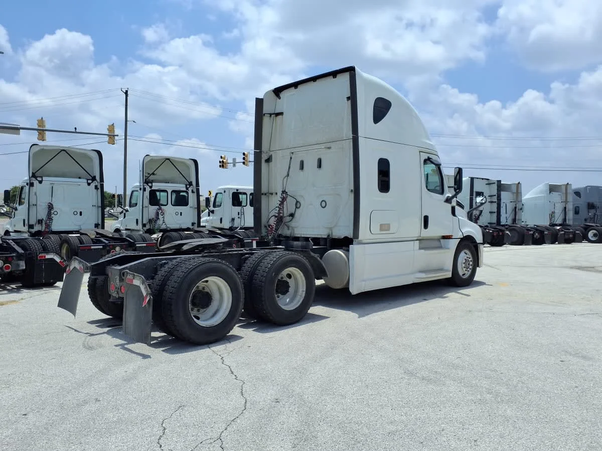 2020 Freightliner Cascadia in Fort Worth, TX — photo 4