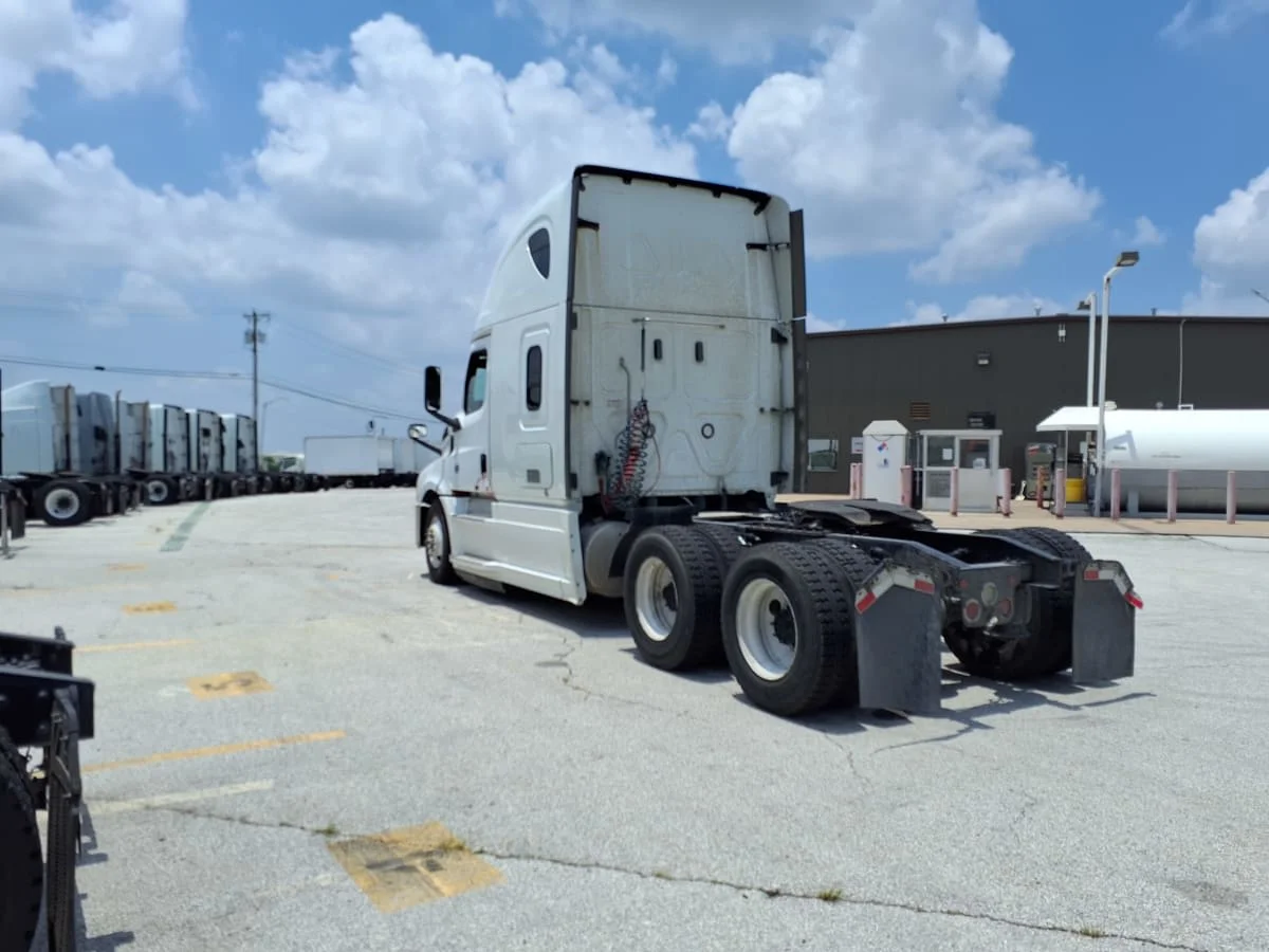2020 Freightliner Cascadia in Fort Worth, TX — photo 6