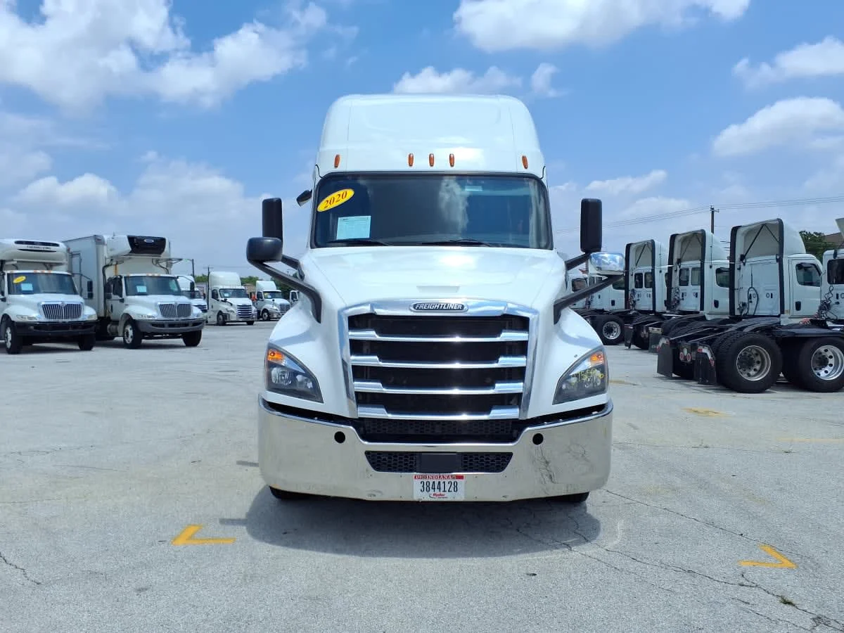 2020 Freightliner Cascadia in Fort Worth, TX — photo 2