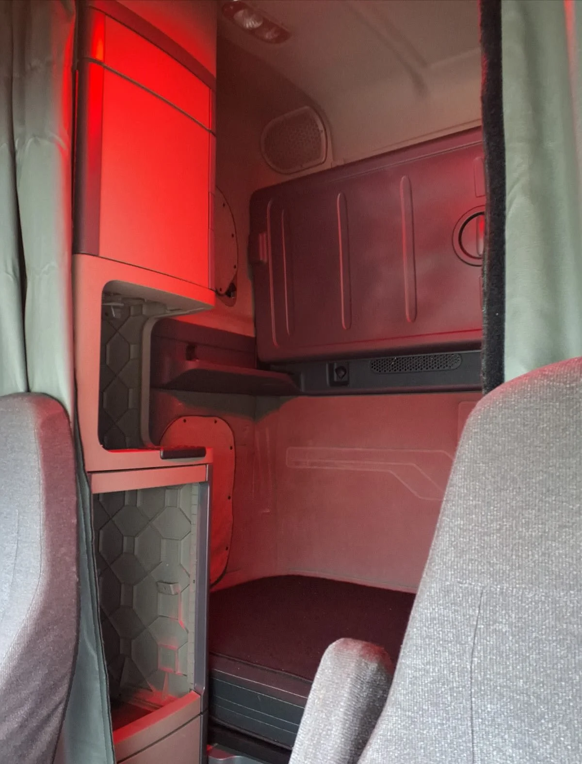 2019 Freightliner Cascadia - image 8