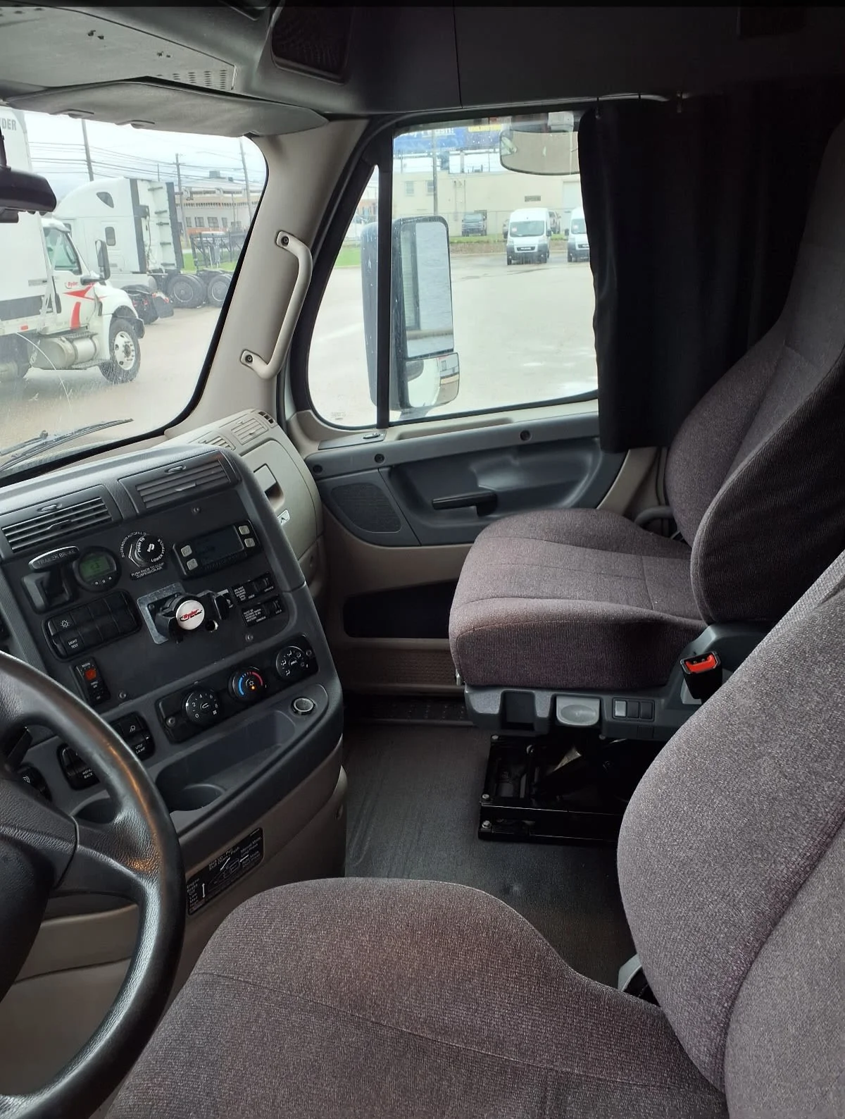 2019 Freightliner Cascadia - image 7