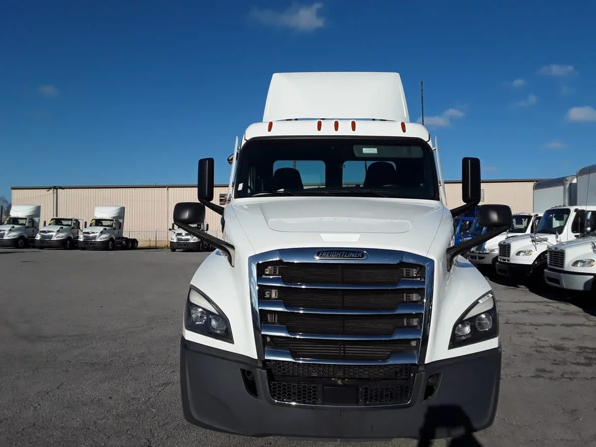 2022 Freightliner Cascadia in La Vergne, TN — photo 2