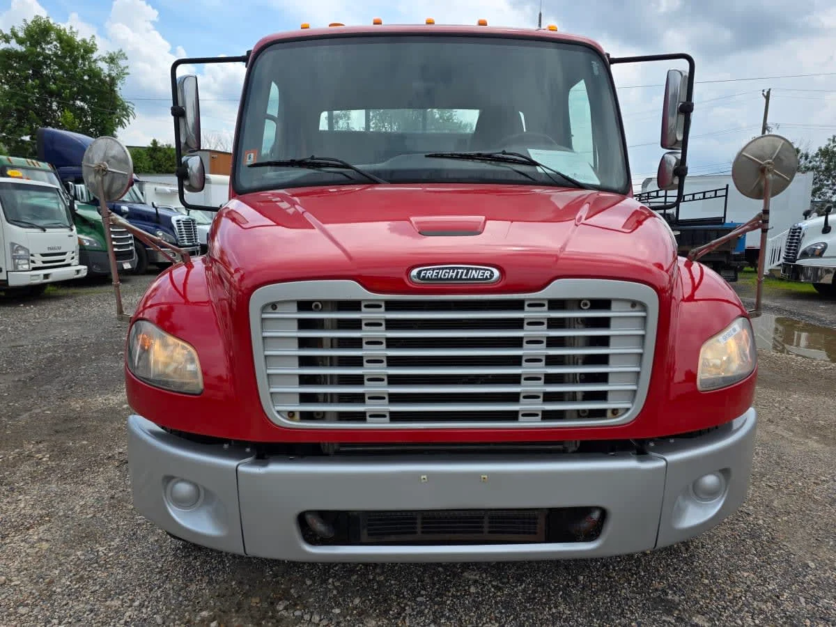 2018 Freightliner M2 106 - image 2