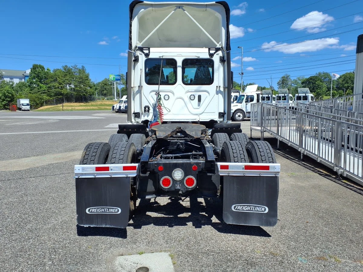2023 Freightliner Cascadia in Knoxville, TN — photo 5