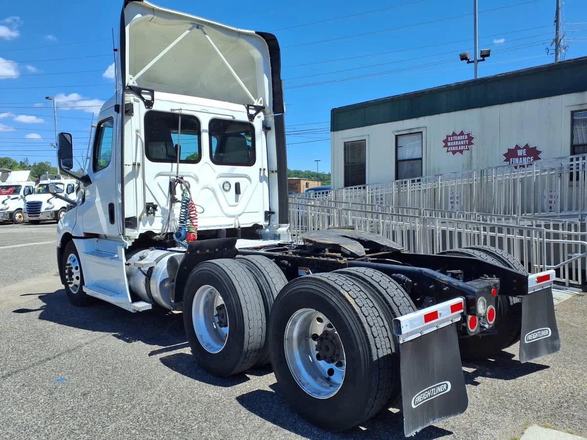 2023 Freightliner Cascadia in Knoxville, TN — photo 6