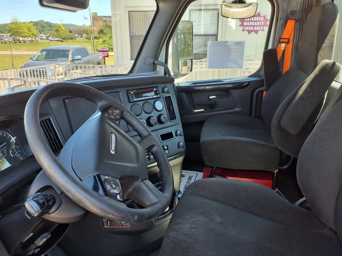 2023 Freightliner Cascadia in Knoxville, TN — photo 7