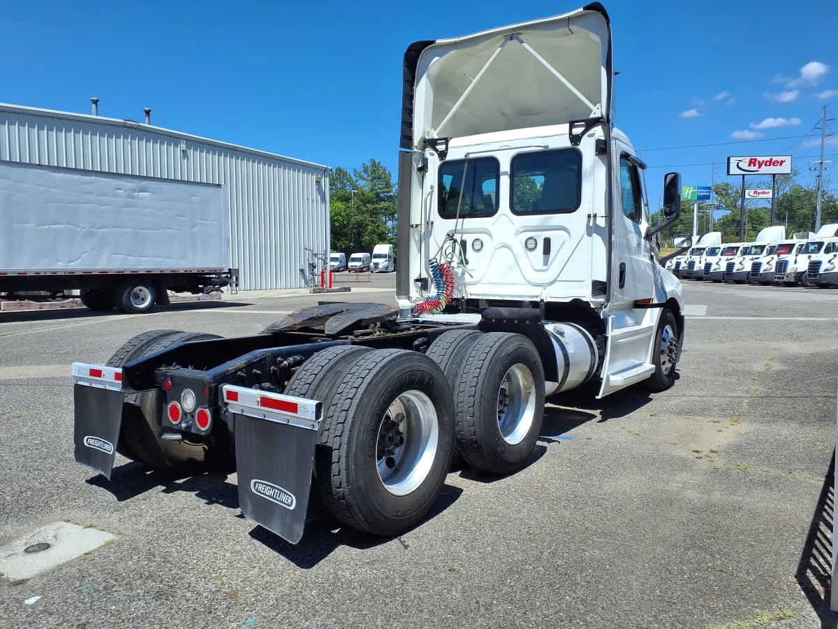 2023 Freightliner Cascadia in Knoxville, TN — photo 4