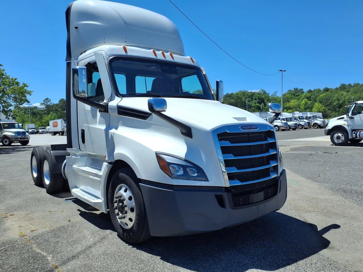 2023 Freightliner Cascadia in Knoxville, TN — photo 3