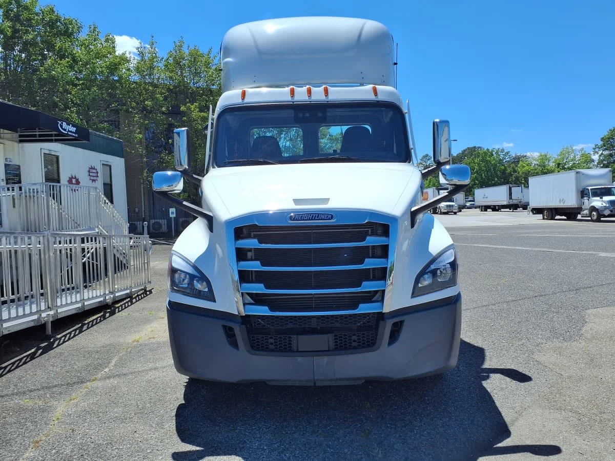 2023 Freightliner Cascadia in Knoxville, TN — photo 2