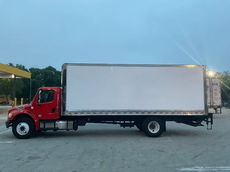 2018 Freightliner eM2 in Tampa, FL — photo 4
