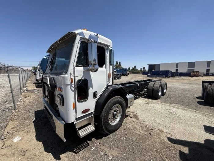 2025 Peterbilt 520 in Los Angeles, CA — photo 2