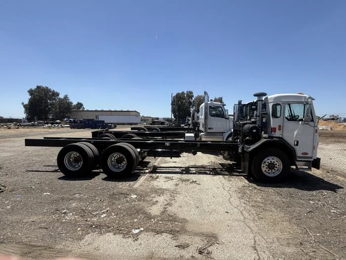 2025 Peterbilt 520 in Los Angeles, CA — photo 4