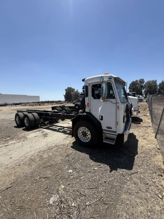 2025 Peterbilt 520 in Los Angeles, CA — photo 3