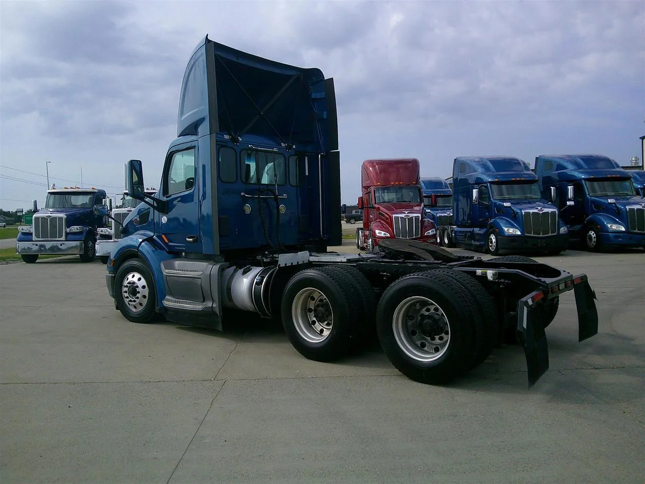 2018 Peterbilt 579 in Eau Claire, WI — photo 4