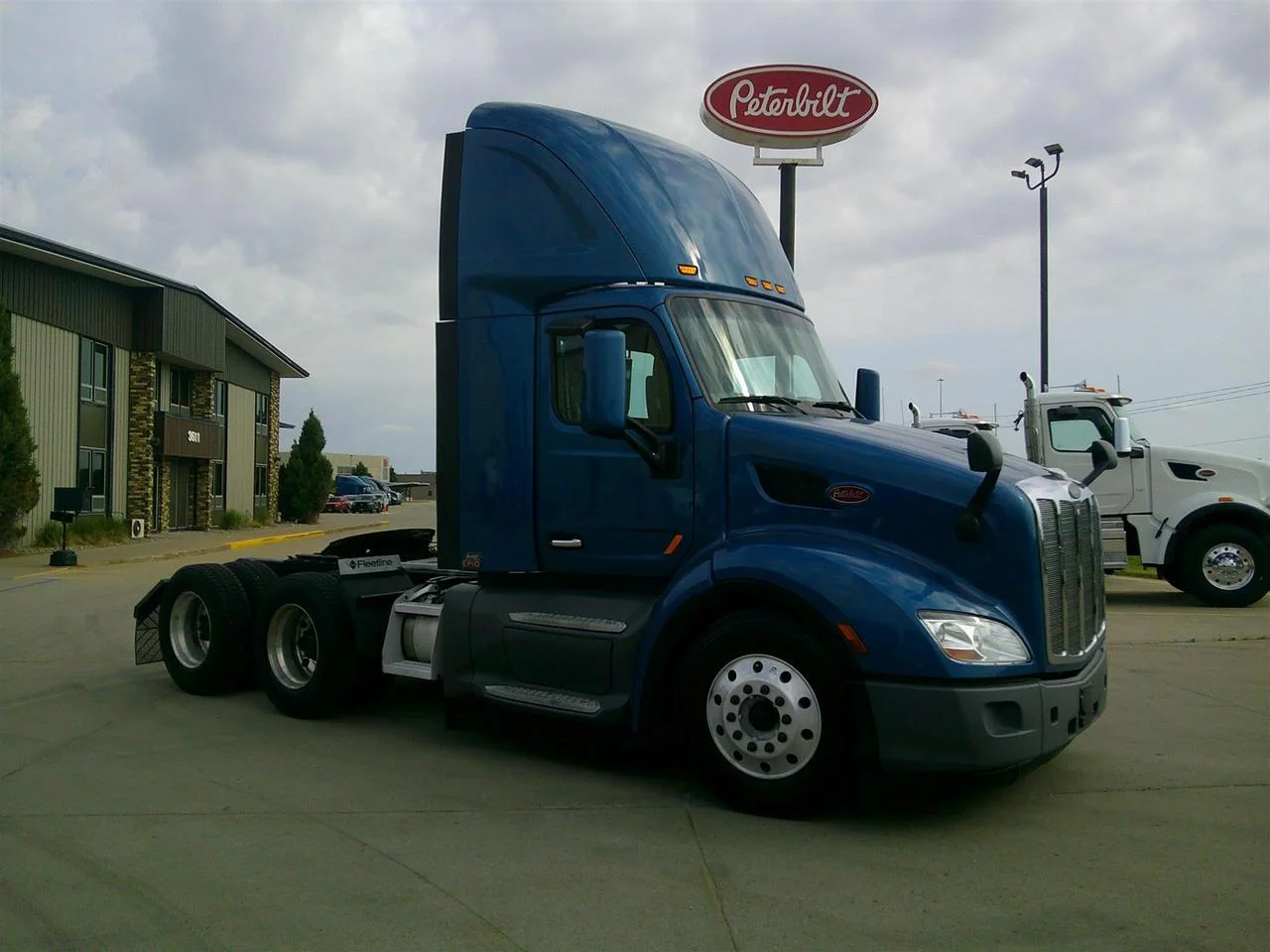 2018 Peterbilt 579 in Eau Claire, WI — photo 2