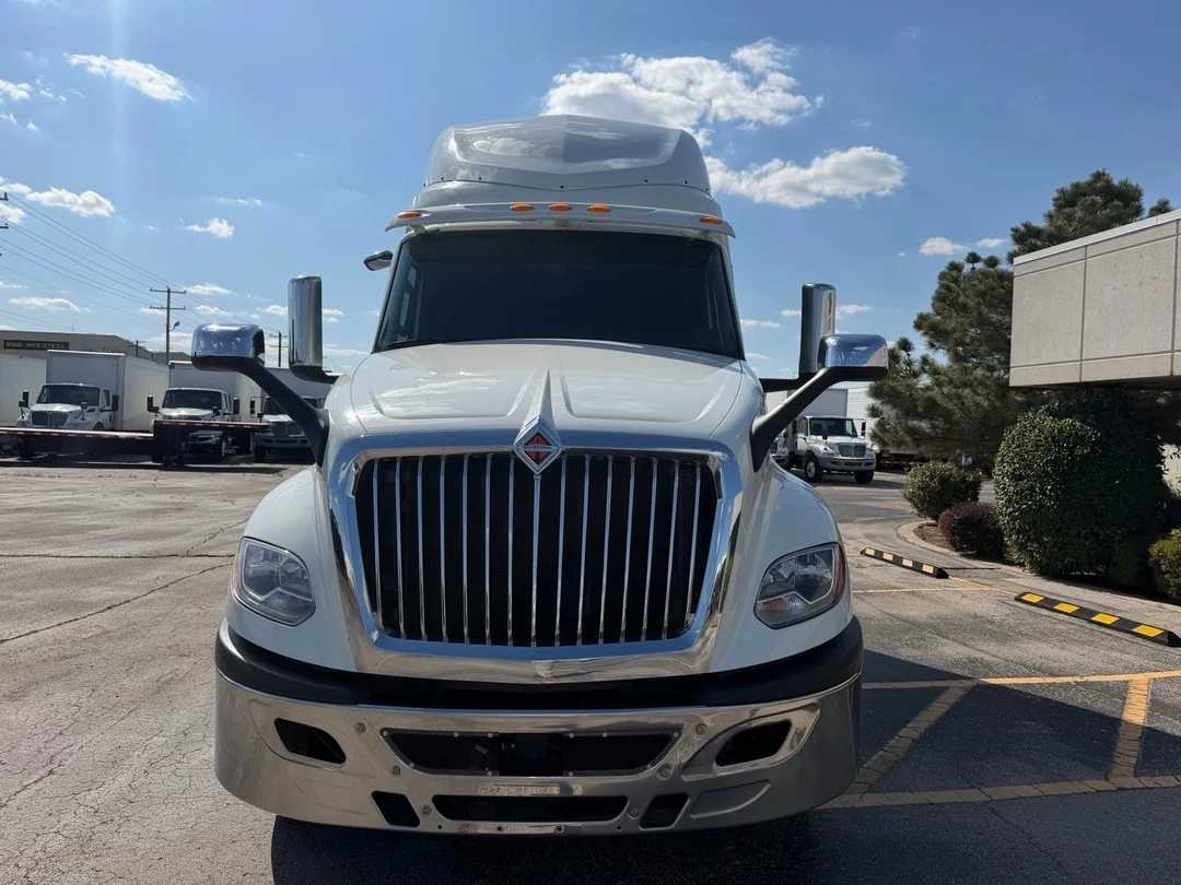 2021 International LT - image 7