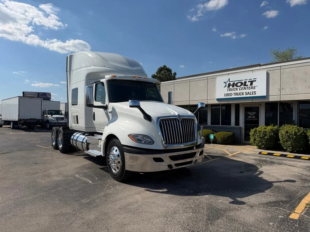 2021 International LT - image 6
