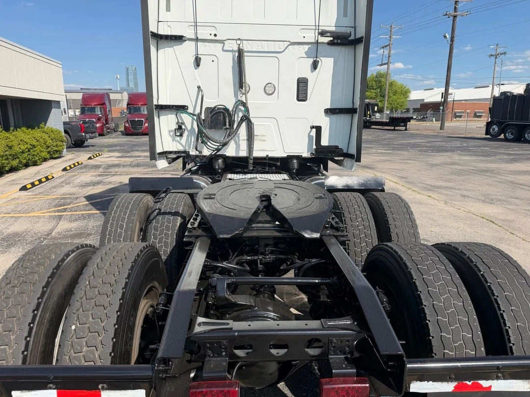 2021 International LT - image 12