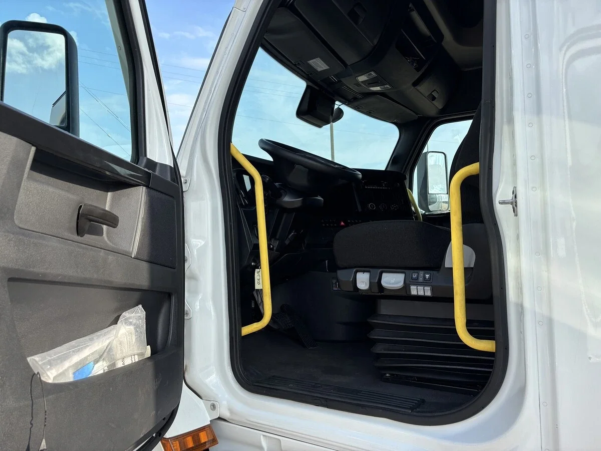 2024 Freightliner Cascadia - image 8