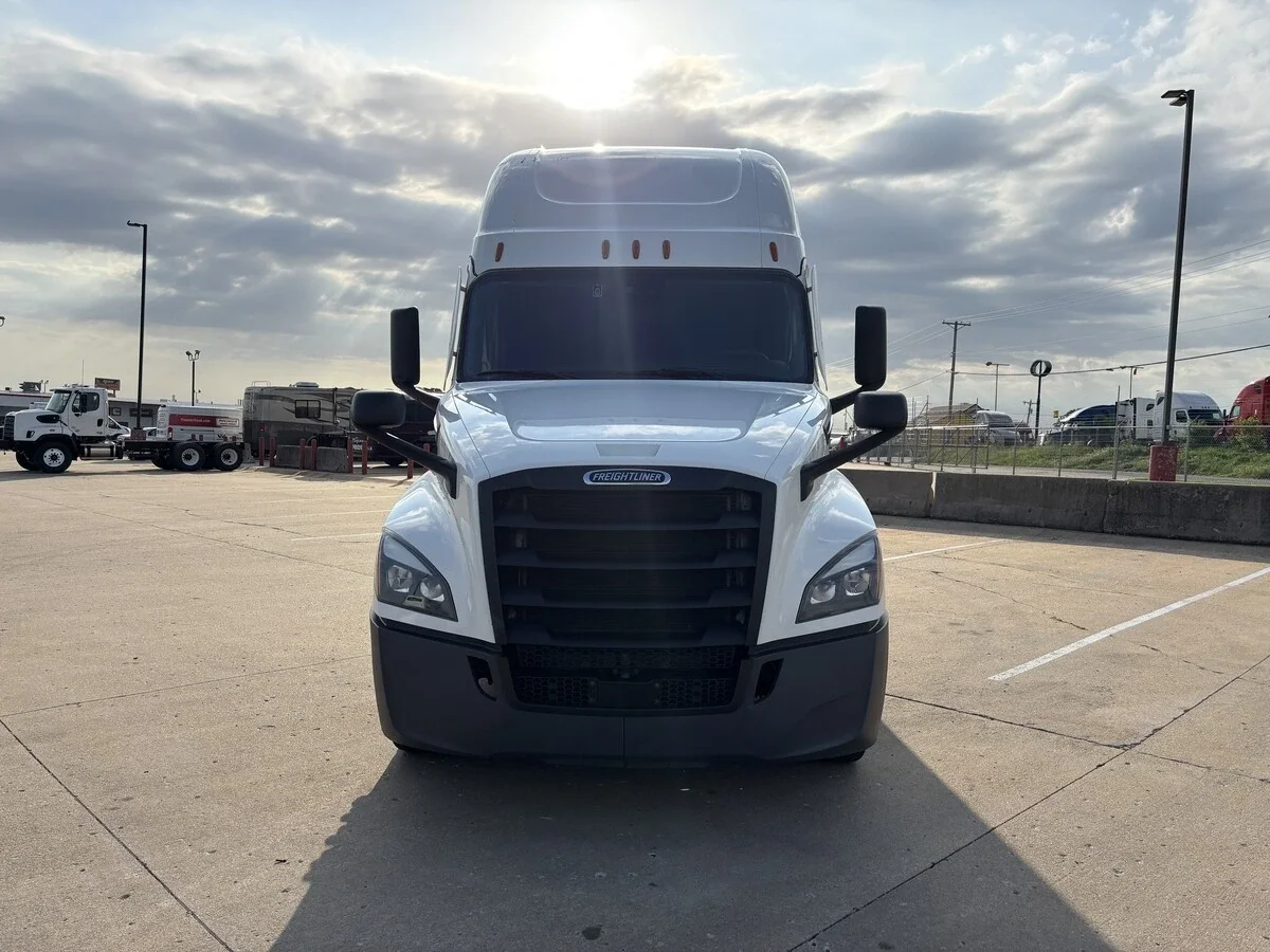 2024 Freightliner Cascadia - image 2