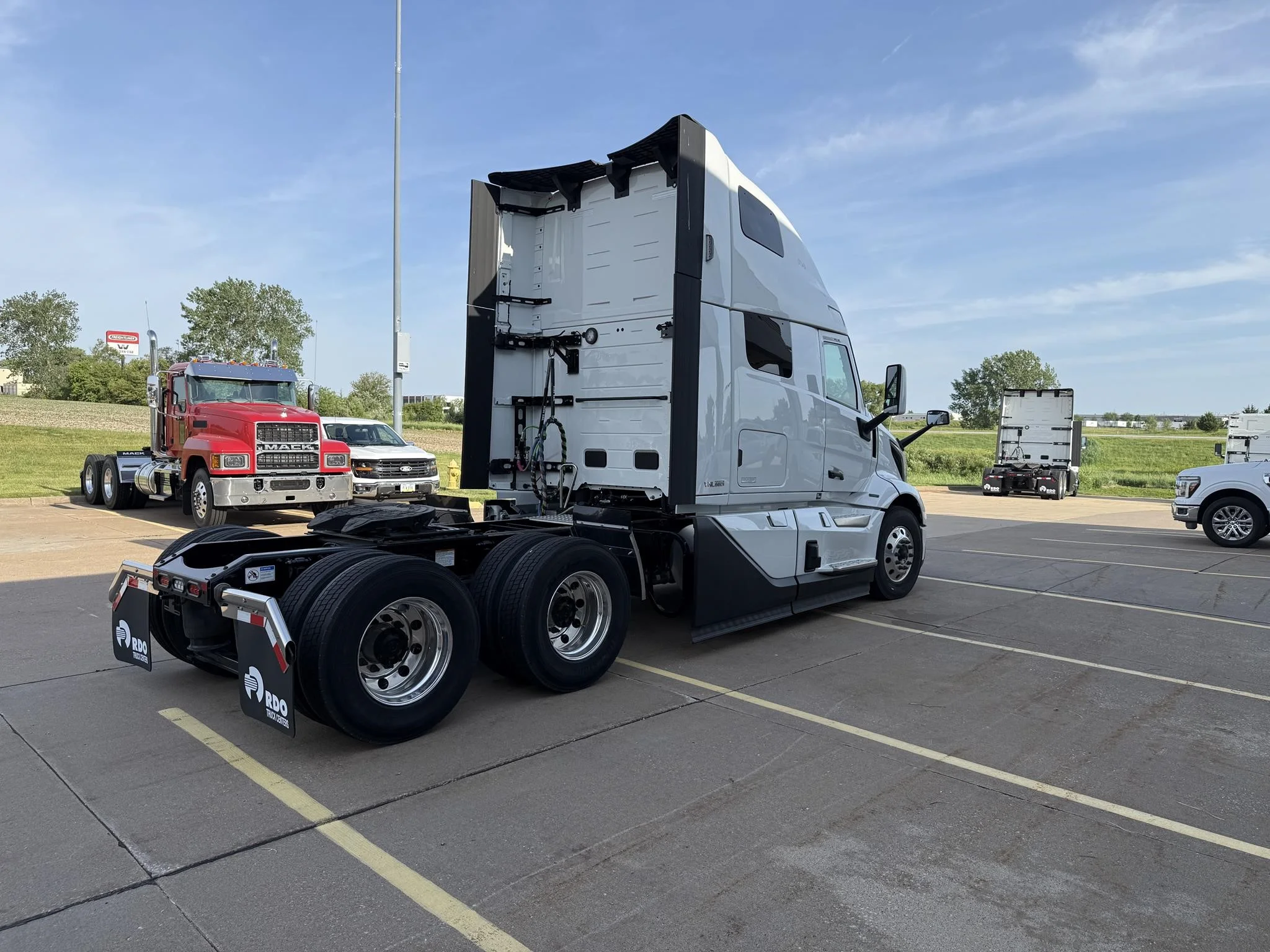 2025 Volvo VNL 660 — photo 4