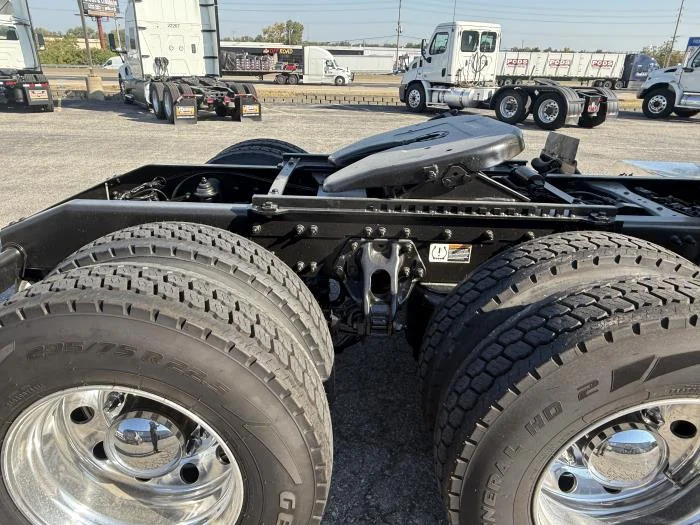 2021 Peterbilt 579 in Pontoon Beach, IL — photo 9