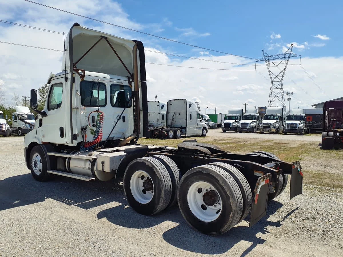 2020 Freightliner Cascadia - image 6