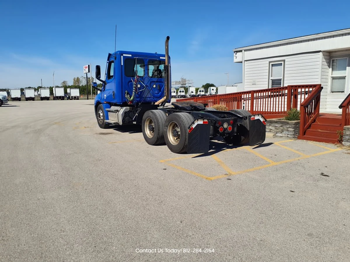 2021 Freightliner Cascadia in Clarksville, IN — photo 6