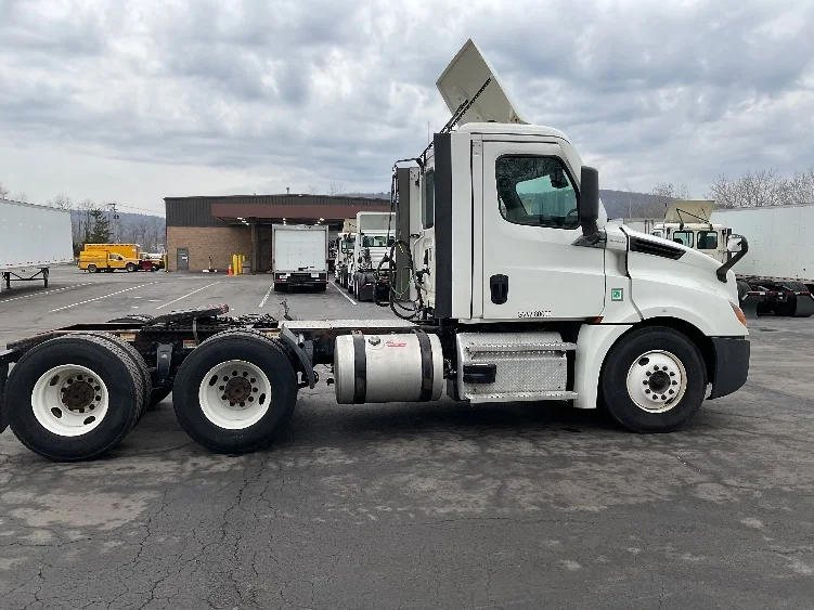 2021 Freightliner Cascadia - image 8