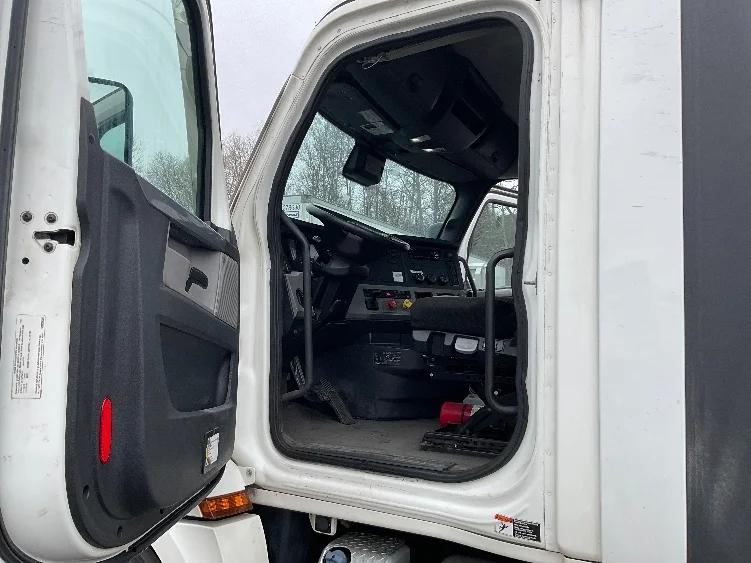 2021 Freightliner Cascadia - image 9