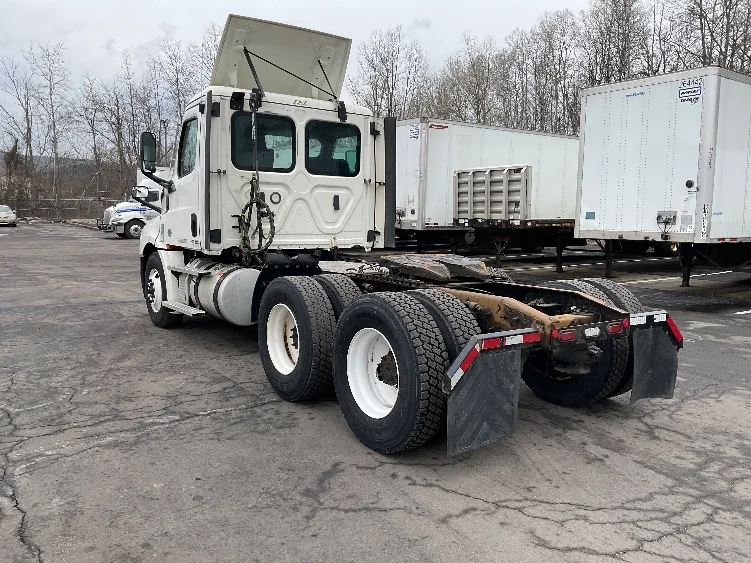 2021 Freightliner Cascadia - image 5