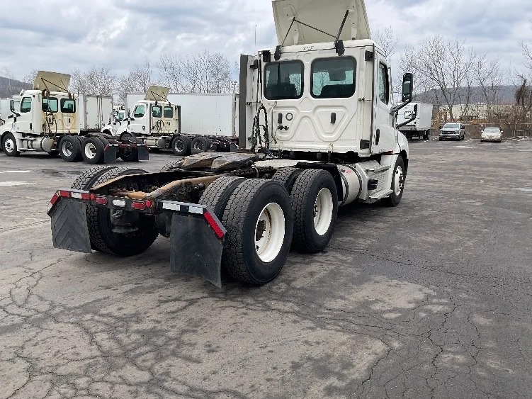 2021 Freightliner Cascadia - image 7